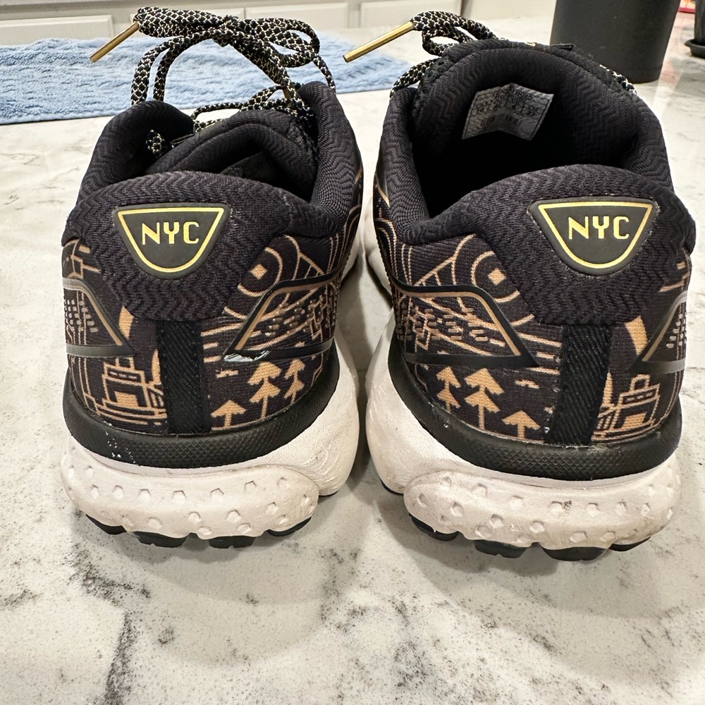 Brooks Ghost NYC - image 4